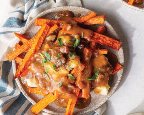 Sweet Potato Poutine Sweet Potato Poutine, Mac Recipes, Poutine Recipe, Fried Potatoes Recipe, Food Game, Cheese Curds, Poutine, Game Food, White Onion