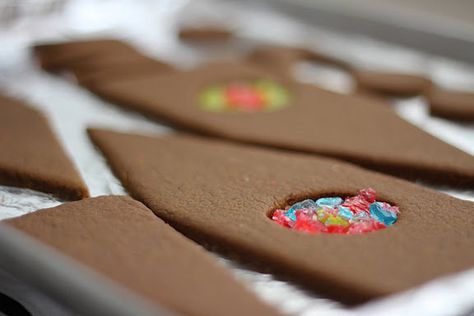 gingerbread houses.... make stained glass windows using crushed jolly ranchers Gingerbread Cottage, Jolly Ranchers, Stained Glass Cookies, Gingerbread House Parties, All Things Gingerbread, Gingerbread Party, Gingerbread Village, Gingerbread House Decorations, Making Stained Glass