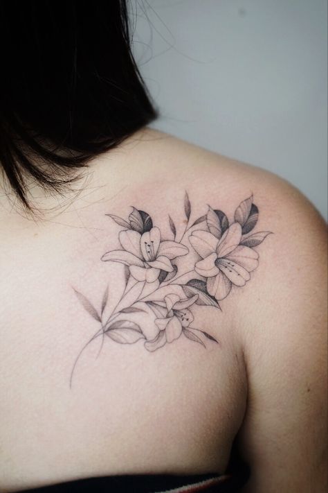 Tattoo On Neck, Lily Flower Tattoos, Tattoo Tiny, Tattoo Floral, Chic Tattoo, Lily Tattoo, Tiny Tattoo, Floral Tattoo Design, Tattoo Inspo