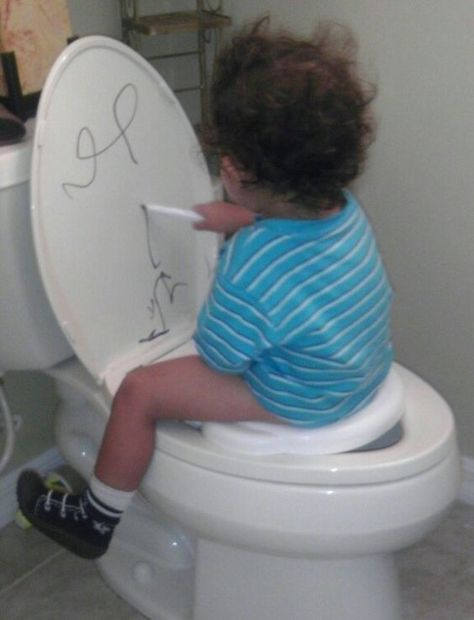 You should have your kid sit on the potty for at least five minutes during each of these visits even if they say they don't have to go. #parenting #toddlers #toddleractivities #activities #kids #baby #PottyTraining #ParentingHacks Potty Training Help, Boys Potty, Parenting Illustration, How To Potty Train, Potty Training Boys, Potty Train, How To Teach Kids, Potty Training Tips, Parenting Done Right