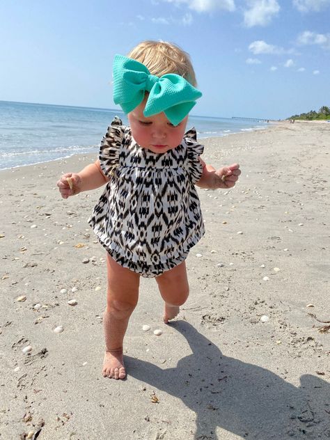 Handmade bow, headwrap, top knot, very soft stretchy material spearmint color Spearmint Baby, Bow Headwrap, Jupiter Fl, Baby Pics, Animal Coloring, Hrithik Roshan, Handmade Bows, Animal Coloring Pages, Top Knot