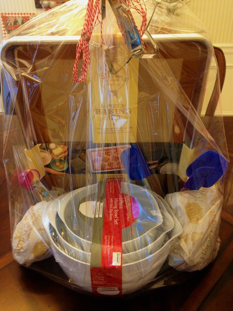 Baking Raffle Basket Ideas, Baking Baskets Gift Ideas, Mixing Bowl Gift Basket, Baking Basket Ideas, Baking Gift Basket Ideas, Kitchen Gift Basket Ideas, Cooking Gifts Basket, Baking Gift Basket, Cake Gift Basket