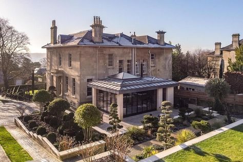 This grand house in the centre of Georgian Bath is on sale for £4m Australian Georgian Homes, Georgian Garden Design, Transitional Georgian, Georgian Extension, Modern Georgian House, Georgian House Plans, Colorado Mountain Homes, Modern Georgian, Grand House