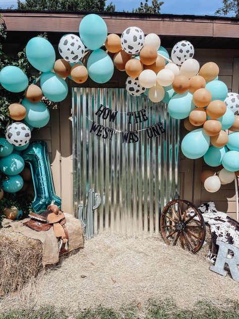 Teal Western Party Decorations, Cowgirl Western Birthday Party, Cute Western Birthday Ideas, Western Birthday Party Balloon Arch, Western Birthday Balloons, 18th Birthday Party Ideas Western, How The West Was Won Birthday Party, Western Birthday Party Women, Western Theme Balloon Arch