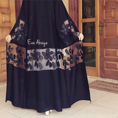 Abaya Fashion araya tül detay koymaları çok güzel olmuş Black Abaya Designs, Modern Abaya, Abaya Fashion Dubai, Iranian Fashion, Mode Kimono, Iranian Women Fashion, Mode Abaya, Abaya Designs, Muslim Fashion Outfits