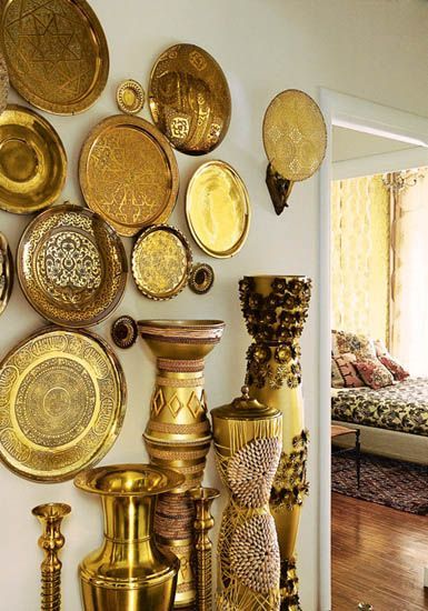 Moroccan Brass trays used as wall decoration. Egyptian Interior, Egyptian Bedroom, Egyptian Decorations, Egyptian Home Decor, Middle Eastern Decor, Vintage Brass Decor, Arabic Decor, Egyptian Design, Estilo Tropical