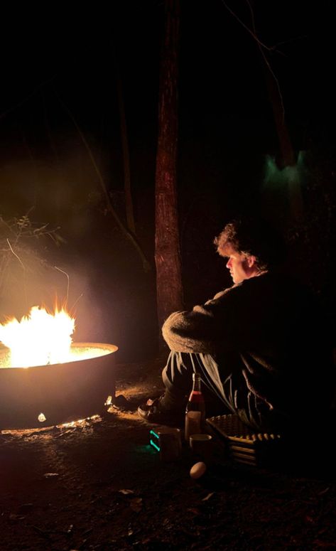 Campfires Photography, Mens Camping, Anatomy Practice, Bonfire Party, Man Sitting, Fire Art, Aesthetic Boy, Character Poses, Music Aesthetic