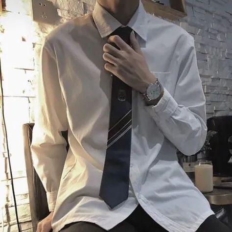 Man Resting Head On Hand, Softboy Outfits, Woman In Suit, Swag Boys, Modern Costumes, Shirt And Tie, Men Stylish Dress, Boy Photography Poses, Oversize Fashion