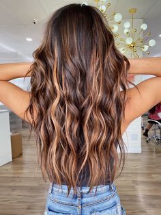 Ash Brown Auburn Balayage, Balage Highlights Brunette, Dark Hair With Strawberry Blonde Highlights, Cooper Partial Highlights, Fall Lived In Hair Color, Light Caramel Hair Balayage, Carmel Hair Balayage Brunettes, Chestnut And Blonde Balayage, Long Brown Summer Hair