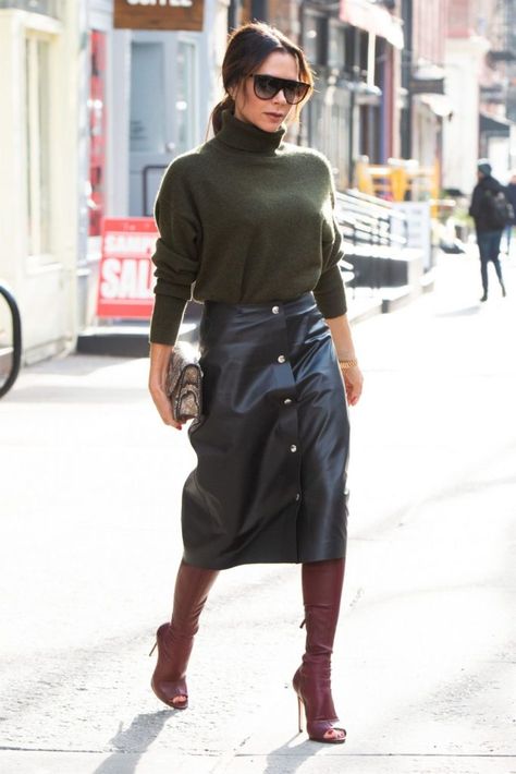 Learn How to Dress Like Victoria Beckham | MiKADO Pencil Skirt Boots, Beckham Outfit, Style Inspiration Work, Viktoria Beckham, Best Dressed Women, Boyfriend Jeans Outfit, Victoria Beckham Outfits, Skirt Boots, Beckham Style