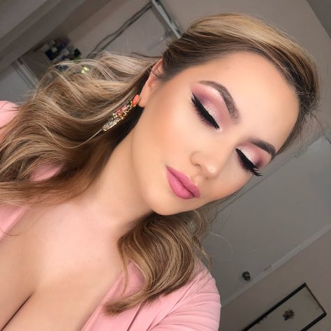 Pale Pink Dress Makeup, Makeup Looks For Peach Dress, Dusty Rose Makeup Look Wedding, Light Pink Dress Makeup Look, Pink Bridal Eye Makeup, Nude Pink Makeup Looks, Pink Wedding Makeup Brides, Pink Bridal Makeup Looks, Light Pink Makeup Looks