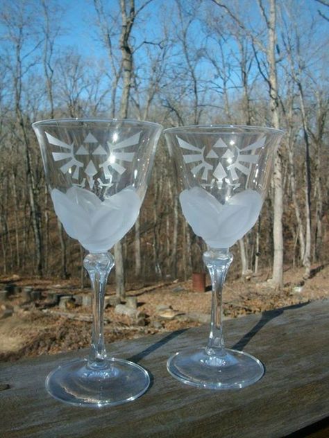 Triforce wedding glasses!!! Hylian Crest, Wedding Toast Samples, Video Game Wedding, Zelda Wedding, Best Man Wedding Speeches, Gamer Wedding, Best Wedding Speeches, Geek Style, Nerd Wedding