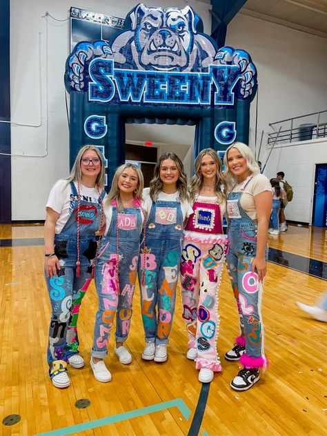 Senior Overalls Painted 2023, Pep Rally Overalls, Senior Coverall Ideas, Decorated Overalls Homecoming, Pep Rally Outfit Ideas, Spirit Overalls Diy High Schools, Painted Overalls School Spirit, Senior Spirit Jeans, Homecoming Overalls Ideas