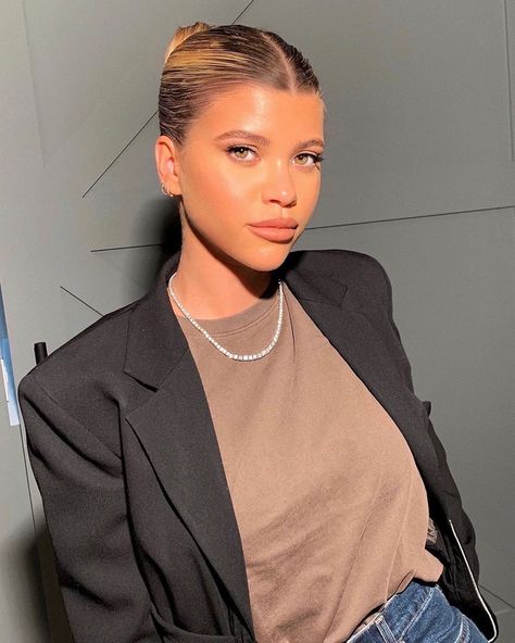 Sofia Richie Hair, Sophia Richie Outfits, Sophia Richie, Mixed People, Neat Casual Outfits, Bun Tutorial, Bun Hairstyle, Sofia Richie, Glowing Makeup