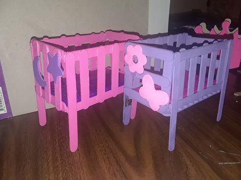 Diy Barbie Crafts, Diy Diorama, Barbie Bebe, Baby Boy Knitting Patterns Free, Baby Doll Furniture, Doll Furniture Patterns, Barbie House Furniture, Diy Barbie House, Baby Barbie