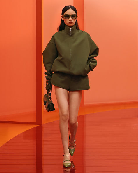 Ss25 Runway, Gucci 2024, Milan Fashion Week Runway, Fashion Collection Inspiration, Gucci Runway, Gucci Spring, 2025 Fashion, Spring 2025, Celebrity Look