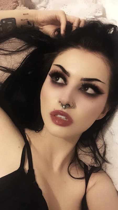 Dark Witchy Makeup Looks, Hot Dark Makeup, Emo Simple Makeup, Pretty Gothic Makeup, 80s Goth Fashion Punk Rock, Goth Makeup Downturned Eyes, Prom Dark Makeup, Goth Hot Outfit, Gothic Inspired Makeup