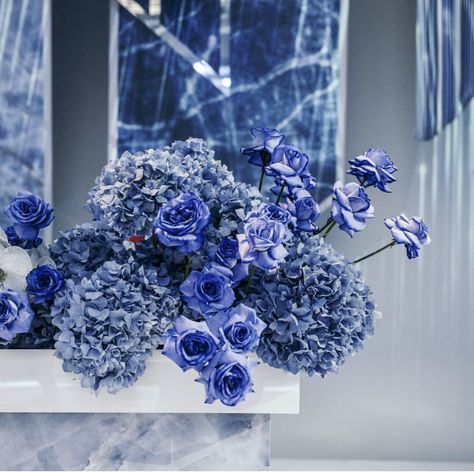 Blue And Black Floral Arrangements, Dark Blue And White Wedding, Firework Festival, Blue Wedding Receptions, Hotel Flowers, Blue Centerpieces, Hydrangeas Wedding, Denim And Diamonds, Flower Installation