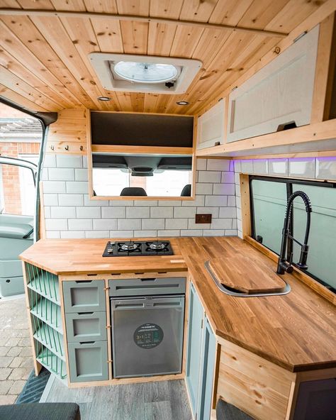 Caravan Vintage, Converted Vans, Kombi Motorhome, Kombi Home, Van Conversion Interior, Build A Camper Van, Van Life Diy, Campervan Interior, Camper Van Conversion Diy