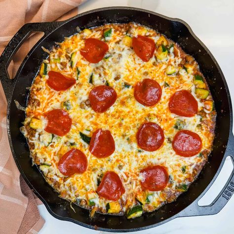 Easy Low Carb Pizza Skillet Pizza Skillet, Pizza Zucchini, Zucchini Bake, Keto Italian, Leftover Chicken Breast, Skillet Pizza, Thanksgiving Dressing, Zucchini Pizza, Low Carb Pizza