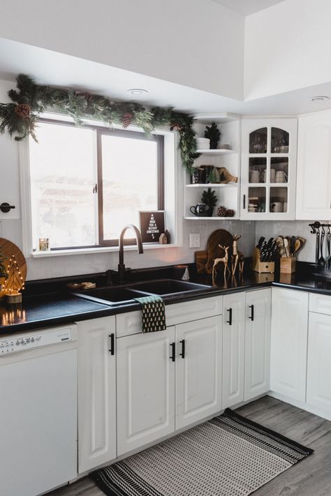 Kitchen Black Counter, Ikea Black, Kitchen Dining Room Combo, Modern Kitchen Design Black, Christmas Dining Room, White Kitchen Decor, Christmas Decorating Ideas, Dining Room Combo, Kitchen And Dining Room