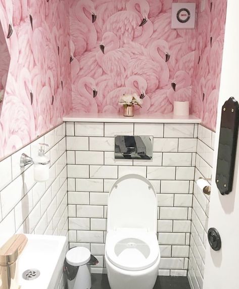 Pink Flamingo Bathroom Ideas, Flamingo Bathroom Decor Ideas, Flamingo Wallpaper Bathroom, Pink Toilet Room, Pink Flamingo Bathroom, Funky Bathroom Wallpaper, Flamingo Bathroom Decor, Flamingo Bathroom, Wc Decoration