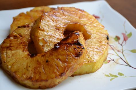 Grilled Pineapple Recipe Grilled Pineapple Recipe, Grilled Kabob Recipes, Fajita Spices, Grilling Recipes Sides, Healthy Grilling Recipes, Pineapple Recipes, Pineapple Slices, Fruit Salads, Health And Vitality