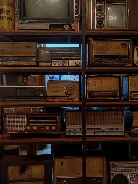 #aesthetic#brown#radio#old#retro Tim Core Aesthetic, Brown Vinyl Aesthetic, Retro Radio Vintage, 70s Brown Aesthetic, Brown 80s Aesthetic, Old Radio Station Aesthetic, Vintage Tech Aesthetic, 1920s Radio Aesthetic, Tallulah Aesthetic