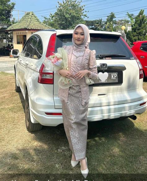 Ootd Wisuda Hijab, Kebaya Wisuda Hijab, Model Kebaya Wisuda, Outfit Ideas Muslim, Kebaya Simple, Kebaya Graduation, Korean Wedding Dress, Ootd Korean Style, Kebaya Modern Dress