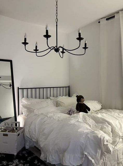 Xiaohongshu Aesthetic, White Room Decor Bedroom, Vintage Room Aesthetic, Black White Rooms, Black White Bedrooms, Monochrome Bedroom, Black Bed Frame, Aesthetic Bed, Black Rooms