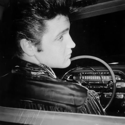 Elvis Presley Aesthetic Vintage, 50s Elvis, Elvis Family, Memphis Mafia, Crush On Her, Elvis Pictures, Elvis And Me, Young Elvis, Elvis Presley Pictures