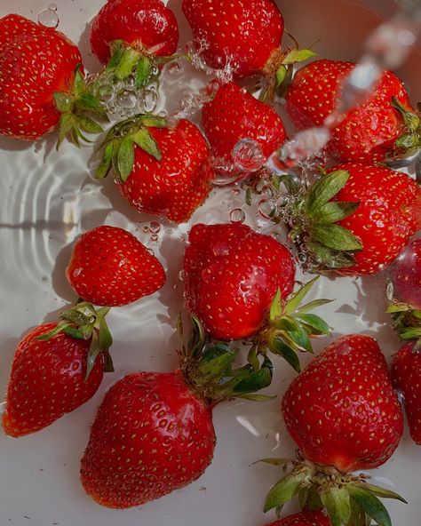 Summer Colors Aesthetic, Aesthetic Strawberry, Colors Aesthetic, Aesthetic Aesthetic, Summer Colors, In Water, Strawberries, Shower, Water