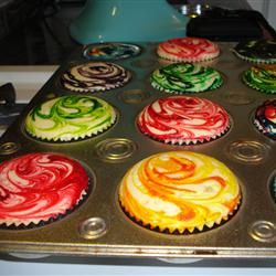 White Cake - Add a couple drops of food coloring and swirl. Easy Bakes, Appetizer Party, Rainbow Food, Cupcake Decorating, Cake Baking, Muffin Tin, Party Girl, Bake Sale, Yummy Sweets