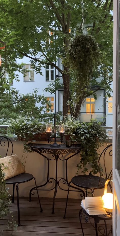 Romantic Balcony, Italian Balcony, Italian Apartment, Boho Decor Ideas, Small Balcony Garden, Small Balcony Design, Diy Porch, Apartment Balcony Decorating, An Architect