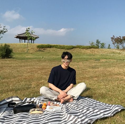 Picnic Outfit Korean, Picnic Outfit Men, Ootd Cwo, Picnic Date Outfit, Picnic Poses, Picnic Date Outfits, Boy Port, Korean Ootd, Picnic Photography