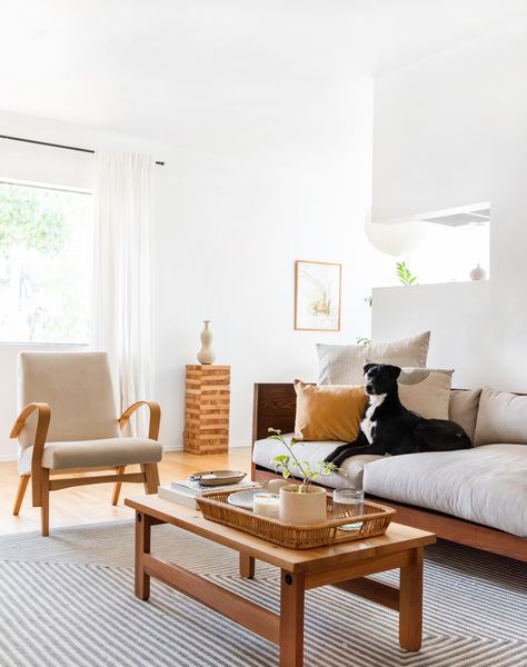 Emily Henderson Design alum Mel's back with a tour of her new airy and gorgeous Los Angeles digs that's a lesson in warm yet minimalist decorating. Rugs Neutral, Beige Room, Minimalist Living Room Decor, Brown Rooms, Neutral Furniture, Decor Ikea, Emily Henderson, Living Room Decor Ideas, Neutral Living Room