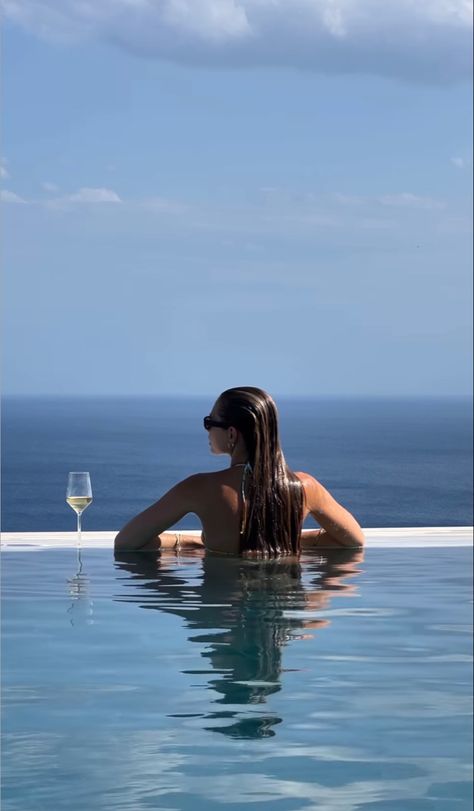 Pool Poses Photo Ideas Water, Pool And Wine Aesthetic, Sitting By Pool Pose, Wet Hair Pool Photoshoot, Greece Pool Pictures, Pool Shots Photography, Sweeming Pool Photo Ideas, Infinity Pool Poses Photo Ideas, Water Pictures Instagram