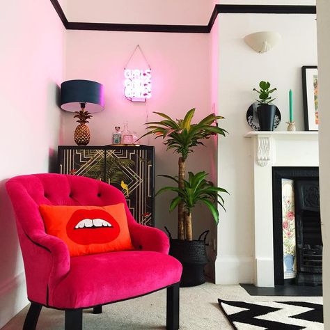 #livingroom Black And White Interiors With Pop Of Colour, Youtube Office, Art Deco Inspired Living Room, Interior Hacks, Bedroom 2022, Art Deco Living, Pink Neon Lights, Wallpaper Crafts, Deco Living