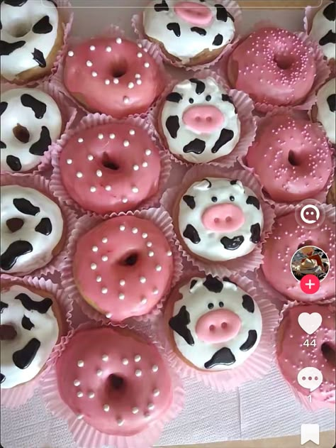 Cow Donut Ideas, Cowgirl 1st Birthday Party Food, Cow Babyshower For Girl, Pink Cow Party Ideas, Cow Doughnut, Cow Print Party Food Ideas, Girl Baby Shower Cow Theme, Cow Print Dessert Table, Pink Cow Cupcakes