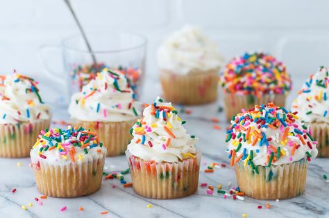 Funfetti cupcakes! Easy to make funfetti recipe that’s bursting with sprinkles! Cupcakes For Two, Funfetti Cupcake Recipe, Vegan Vanilla Cupcakes, Cupcake Photography, Confetti Cupcakes, Funfetti Cupcakes, Vanilla Cupcake Recipe, Yoghurt Cake, Food Photography Ideas