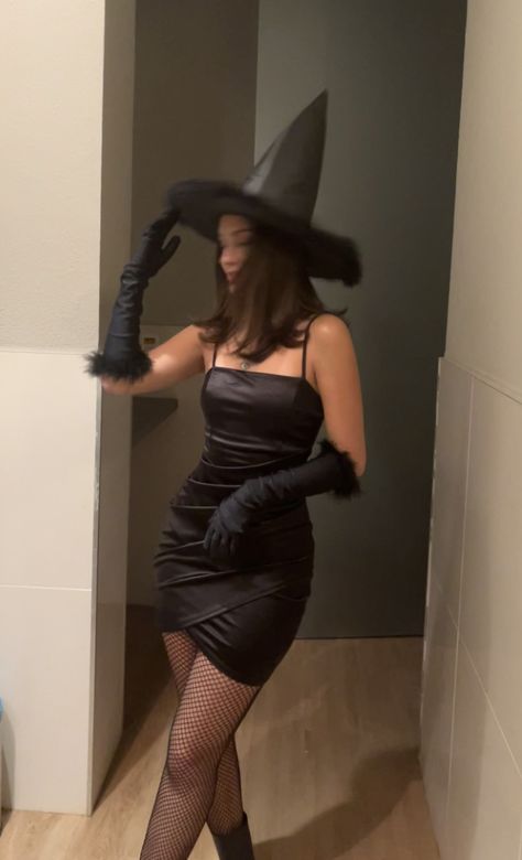 Black Dress Halloween Costume, Pelottava Halloween, Halloween Costumes Brunette, Costume Ideas Halloween, Black Halloween Costumes, Kostuum Halloween, Halloween Costumes Ideas, Hot Halloween Outfits, Pretty Halloween Costumes