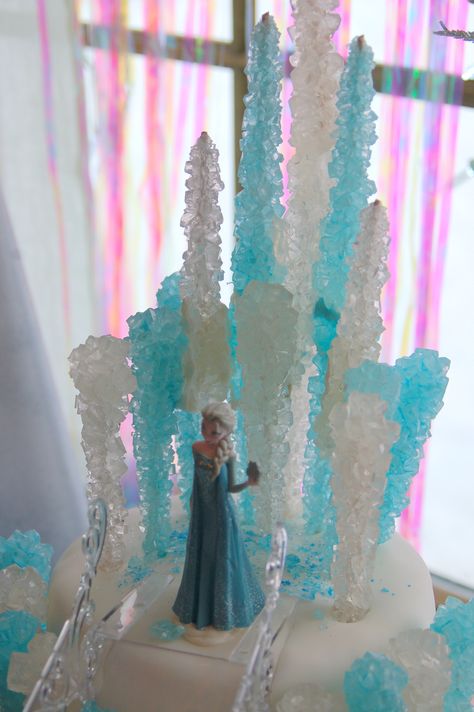 Disney Frozen Cake~ This is what kind of cake Izzy wants for her B/day!! Pastel Frozen, Lila Party, Disney Frozen Cake, Frozen Bday Party, Elsa Cakes, Disney Frozen Party, Elsa Birthday, Disney Frozen Birthday, Frozen Themed Birthday Party