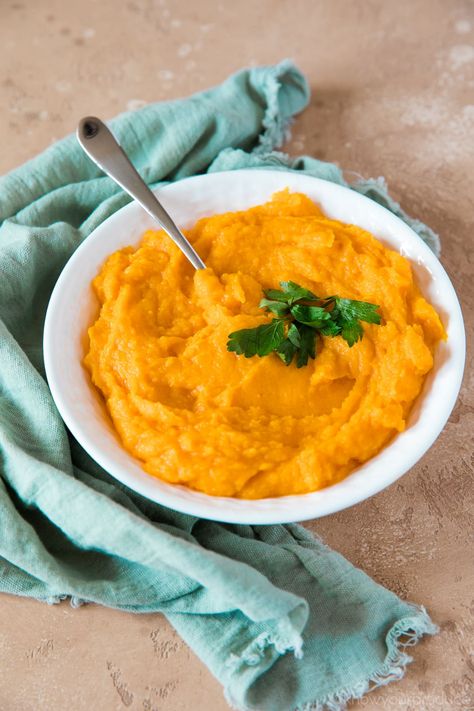 This Mashed Butternut Squash recipe is the perfect side dish or it also makes for great homemade baby food that is freezer friendly. Potato Squash Recipes, Mashed Potato Squash, Roasted Squash Seeds, Recipe For Butternut Squash, Potato Squash, Butternut Squash Seeds, Mashed Squash, Mashed Butternut Squash, Butternut Recipes