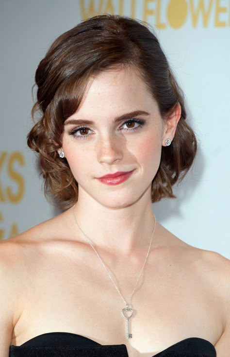 Emma Watson Style, Cute Buns, Penteado Cabelo Curto, Zooey Deschanel, Natalie Portman, Medium Hair Cuts, Emma Stone, Emma Watson, Jennifer Aniston