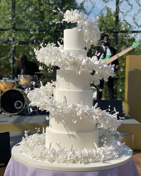 Cake Trends 2023, All White Wedding Cake, Wedding Cake Trends, Extravagant Wedding Cakes, Beautiful Wedding Cake, Big Wedding Cakes, Luxury Cake, Cake Artist, Wedding Cake Photos