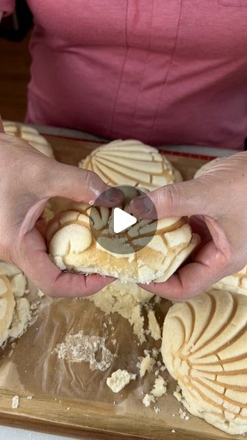 336K views · 21K likes | Milagro Reyes on Instagram: "Si Te Gustan las Conchas de Pan de Agua" Mexican Empanadas, Conchas Pan, Mexican Bread, Mexican Dessert, Bread Recipes Sweet, Latin Food, Fun Desserts, Bread Recipes, Cooking Recipes