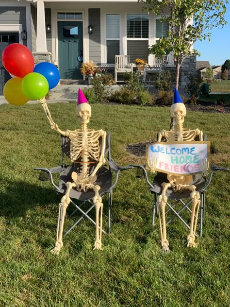 I move my skeletons around every night so the neighborhood kids wake up to a new scene. Skeleton Ideas For Yard Funny, Funny Ways To Pose Skeletons, Halloween Decorations Skeleton Funny, Funny Skeleton Poses Outside, Skeleton Shenanigans, Skeleton Yard Display Funny, Skeleton Decorations Outdoor, Skeleton Jokes, Skeleton Decorations Outdoor Funny