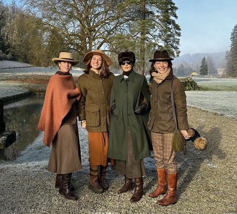 Irish Outfits Women, Countryside Aesthetic Outfit, British Country Style Women, Outfit Campo, British Heritage Fashion, English Country Fashion, Countryside Outfit, Cabin Outfit, Sloane Ranger