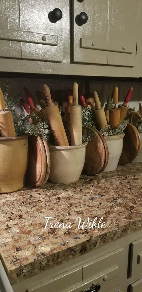 Thrift Flip Ideas, Primitive Kitchen Decor, Craft Fair Displays, Country Antiques, Primitive Kitchen, Primitive Farmhouse, Christmas Decorations Rustic, Farmhouse Christmas Decor, Antique Decor