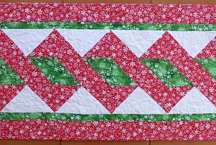 Pole Twist Table Runner-Free Tutorial uploaded Creative Quilting, Table Runner Patterns, Christmas Table Runner Pattern, Quilted Table Runners Christmas, Table Runner Tutorial, Table Topper Patterns, Quilting 101, Runner Pattern, Christmas Quilting